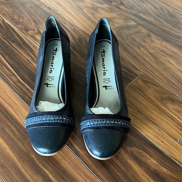 NWOT Genuine Leather Tamaris Kitten Heels in Navy Blue - Picture 1 of 5